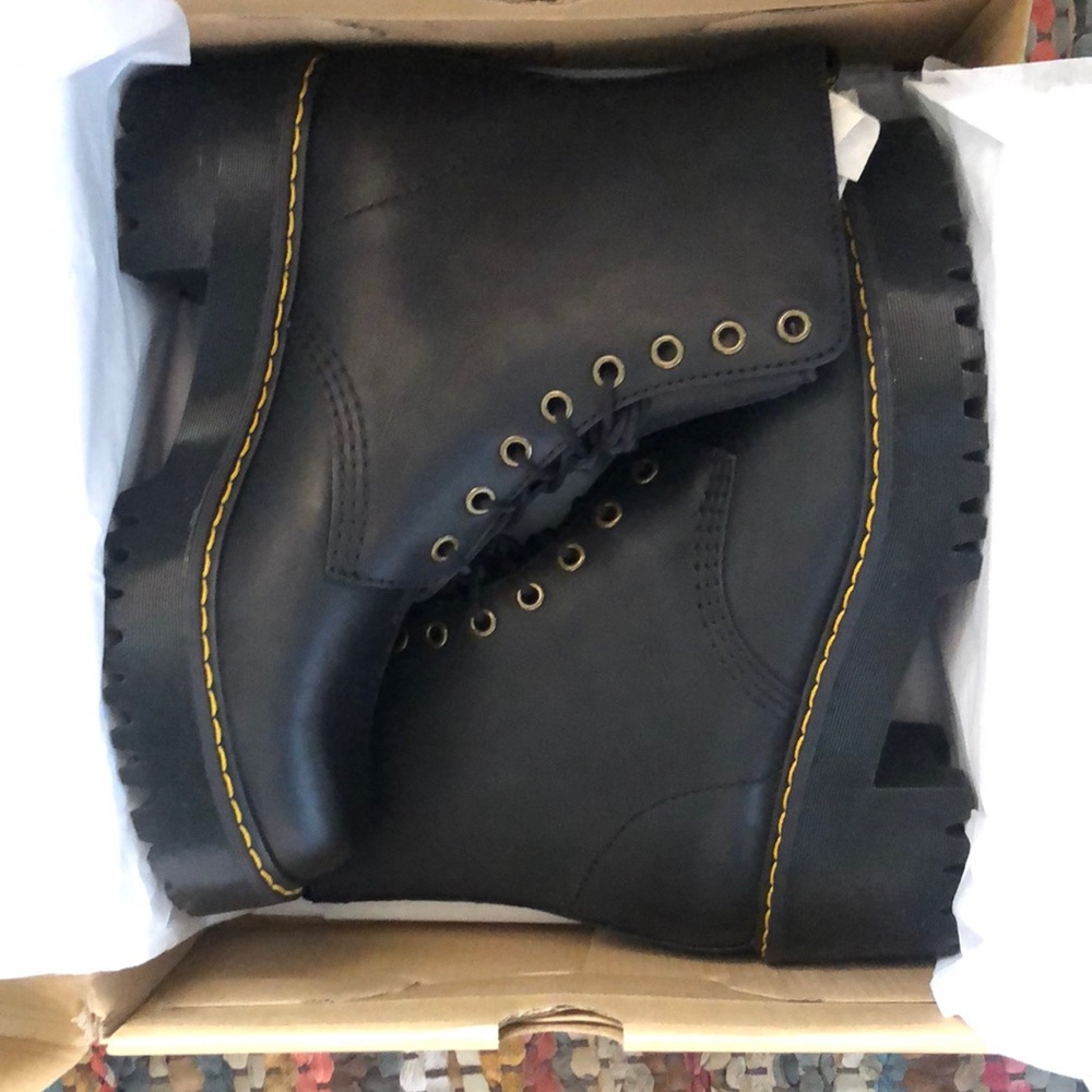 Brand New in Box Platform Dr. Martens- sz 8